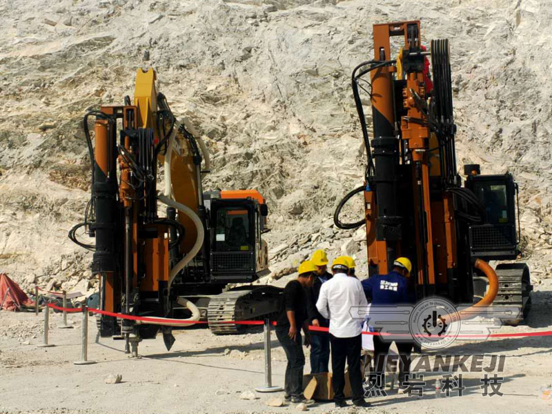 2020砂石礦山開采現(xiàn)場(chǎng) PL2000巖石分裂機(jī)